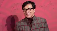 Seperti adegan di film laga, proses penyelamatan Jackie Chan dan krus dilakukan secara berhati-hati dan menegangkan. (AP Photo)