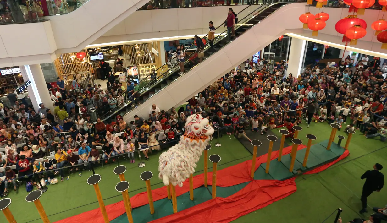 Pengunjung antusias menyaksikan pertunjukan barongsai yang digelar oleh sebuah pusat perbelanjaan untuk menyambut Tahun Baru Imlek, Jakarta, Indonesia, Sabtu (2/2). (AP Photo/Tatan Syuflana)