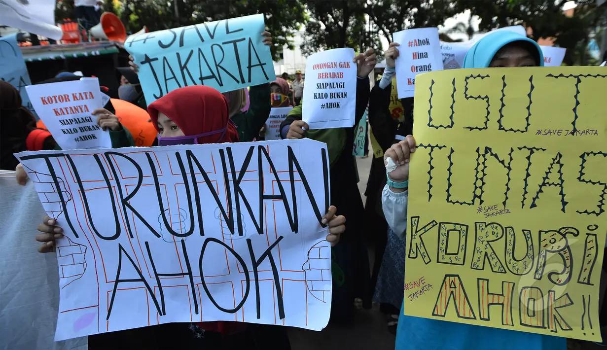 Puluhan mahasiswa dari Kesatuan Aksi Mahasiswa Muslim Indonesia melakukan aksi di belakang gedung DPRD, Jakarta, Jumat (27/3/2015). Dalam aksinya mereka meminta kepada DPRD DKI agar menuntaskan hak angket untuk melawan korupsi. (Liputan6.com/Johan Tallo)