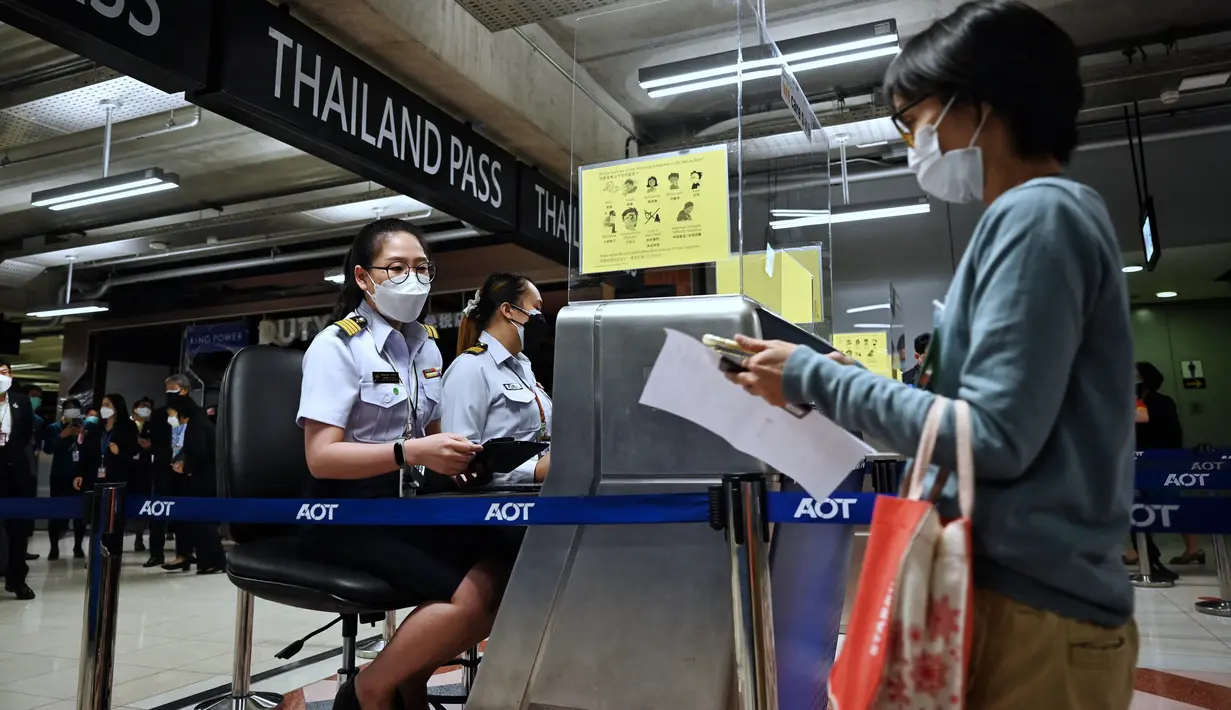 <p>Petugas berpura-pura memasuki jalur masuk baru di Bandara Internasional Suvarnabhumi saat mereka berlatih prosedur untuk pembukaan kembali Thailand, di Bangkok, Rabu (27/10/2021). Mulai 1 November, Thailand akan dibuka kembali tanpa karantina untuk yang divaksinasi penuh. (Lillian SUWANRUMPHA/AFP)</p>