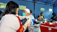 Seorang warga mendapat suntikan vaksin Covid-19 dosis pertama di salah satu Gerai Vaksinasi yang dibuka oleh Polda Sulteng di Taman GOR Palu, Jumat (4/6/2021). (Foto: Heri Susanto/ Liputan6.com).