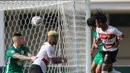 Penyerang Madura United, Ronaldo Kwateh (kanan) berusaha mencetak gol saat laga pekan keempat BRI Liga 1 2021/2022 di Stadion Madya, Jakarta, Sabtu (25/09/2021). (Bola.com/Bagaskara Lazuardi)