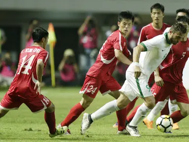 Striker Indonesia, Ilija Spasojevic, melewati pemain Korea Utara pada laga PSSI Anniversary Cup 2018 di Stadion Pakansari, Senin (30/4/2018). Skor berakhir imbang 0-0. (Bola.com/M Iqbal Ichsan)
