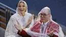 Pangeran Albert II dan Putri Charlene dari Monako memberi isyarat saat menghadiri upacara pembukaan Olimpiade Paris 2024, Kamis (26/7/2024). (Ludovic Marin/Pool Photo via AP)