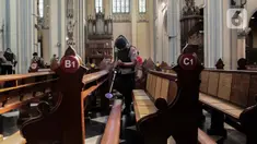 Tim Gegana Polda Metro Jaya menyisir area di Gereja Katedral, Jakarta, Selasa (24/12/2019). Penyisiran dilakukan untuk memastikan keamanan serta membuat jemaat kusyuk beribadah saat misa Natal pada pukul 17.00 WIB, 20.00 WIB, dan 22.00 WIB. (Liputan6.com/Faizal Fanani)