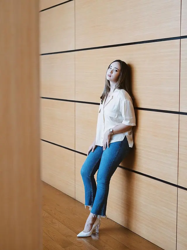 Potret Gaya Kasual Pamela Bowie Saat Kenakan Kemeja. (Sumber: Instagram/pamybowie)
