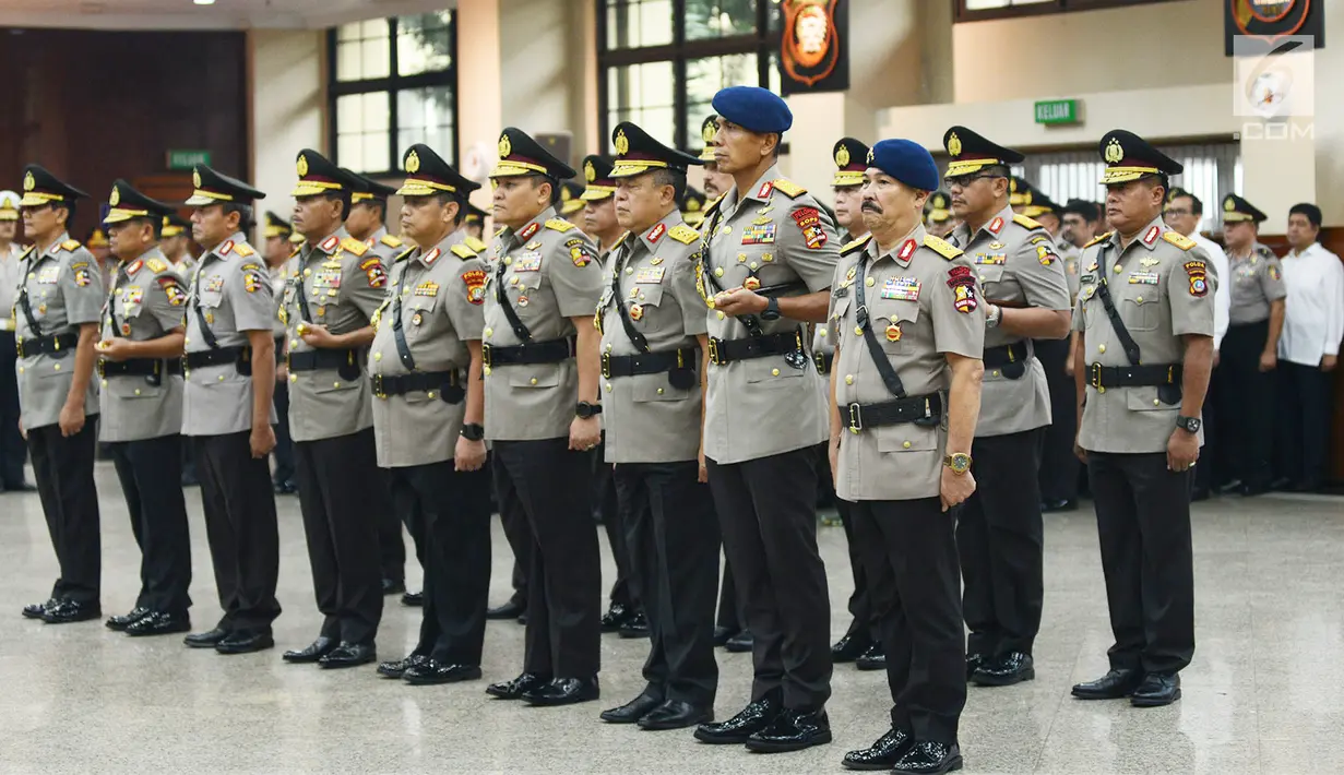 Sejumlah perwira tinggi Polri saat mengikuti sertijab di Jakarta, Kamis (24/1). Para perwira tinggi yang mengikuti sertijab membacakan sumpah jabatan. (Merdeka.com/Imam Buhori)