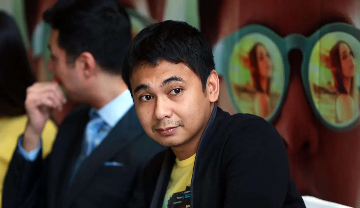 Film Single bercerita tentang Ebi (Raditya Dika) yang merupakan seorang anak muda naif belum mempunyai pekerjaan. Ebi bahkan masih sering meminta uang dari ibunya setiap kali ibunya datang ke Jakarta. (Deki Prayoga/Bintang.com)