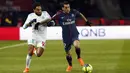 Pemain PSG, Dani Alves (kanan) berebut bola dengan pemain Marseille, Jordan Amavi pada lanjutan Ligue 1 Prancis di Parc des Princes Stadium, Paris, (25/2/2018). PSG menang 3-0. (AP/Thibault Camus)