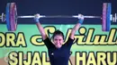 Lifter Jatim, Acchedya Jagaddhita melakukan angkatan clean and jerk kelas 58kg PON XIX Jabar di Gymnasium Si Jalak Harupat, Kab Bandung, Rabu (21/9). Acchedya meraih emas dengan total angkatan 201kg. (Liputan6.com/Helmi Fithriansyah)