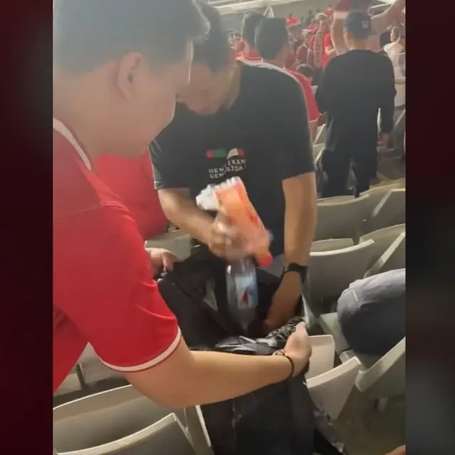 Terinspirasi Suporter Jepang, Fans Timnas Indonesia Bersihkan Sampah di GBK Usai Laga Lawan Arab Saudi