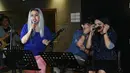 Diva pop Tanah Air sedang melakukan latihan di Abbe Studio, kawasan Gandaria, Jakarta Selatan, Kamis (15/9/2016). (Nurwahyunan/Bintang.com)