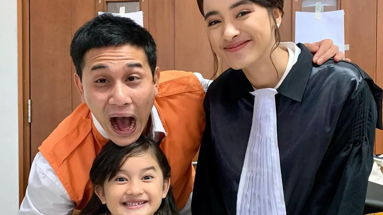 Vino G. Bastian di lokasi syuting Miracle In Cell No. 7. (Foto: Dok. Instagram @vinogbastian__)