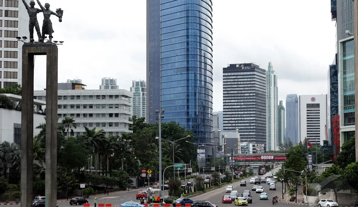Kondisi arus lalu lintas sekitar Bundaran HI terpantau relatif lancar, Jakarta, Kamis (1/1/2015). (Liputan6.com/Faizal Fanani)