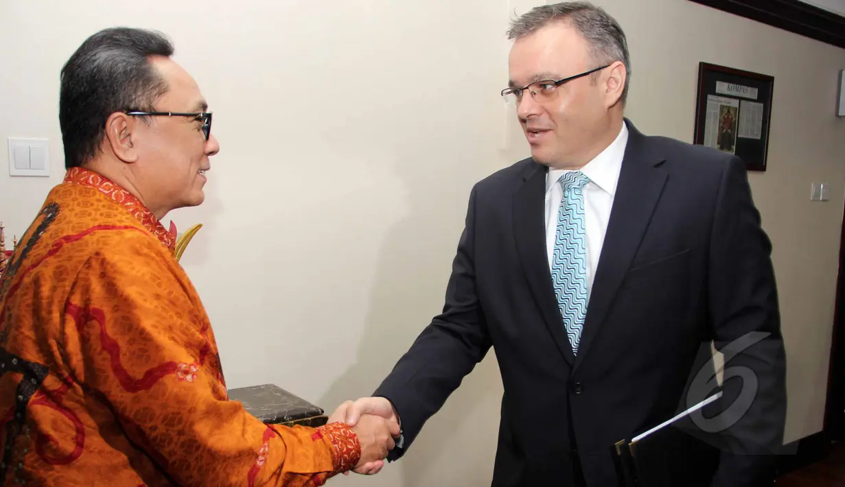 Ketua MPR Zulkifli Hasan menerima Duta Besar Slovakia untuk Indonesia YM Michal Slivovic di ruang Pimpinan MPR, Senayan, Jakarta , Rabu (1/4/2015). Pertemuan tersebut membahas kerja sama bilateral antara Indonesia dan Slovakia. (Liputan6.com/Helmi Afandi)