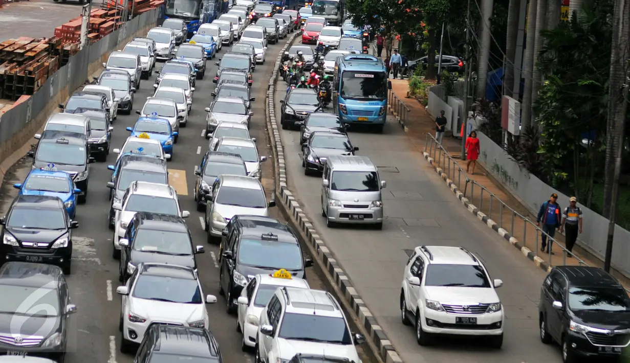 Suasana kepadatan kendaraan di kawasan Jenderal Sudirman, Jakarta, Rabu (25/5). Kepadatan lalu lintas terjadi di sejumlah ruas jalan protokol di wilayah DKI Jakarta terkait kebijakan penghapusan three in one. (Liputan6.com/Yoppy Renato)