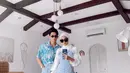 Dalam potret ini, Dinda & Rey memakai outfit kalem bertema soft blue dan white. (Instagram/rey_mbayang).