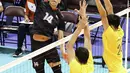 Pemain Timnas bola voli putra Indonesia, Farhan Halim melepaskan spike yang berusaha diblok dua pemain Kazakhstan pada laga babak 12 Besar kejuaraan bola voli AVC Challenge Cup 2023 for Men di Taipei Gymnasium, Chinese Taipei, Rabu (12/7/2023). Indonesia menang 3-0 (30-28, 25-21, 25-15) atas Kazakhstan dan lolos ke babak 6 besar. (avcvolley)