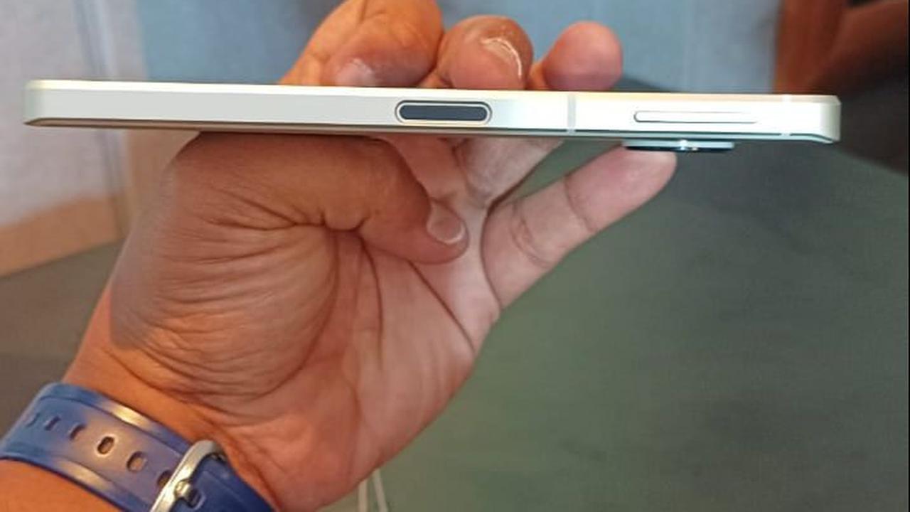 Baterainya memiliki kapasitas 5.000 mAh, dengan teknologi IGZO yang diakui dapat meningkatkan efisiensi daya, memperpanjang masa pakai baterai perangkat ini.&nbsp;