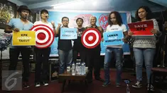 Personel grup band Slank bersama Ketua KPK Agus Rahardjo dan peneliti Indonesia Corruption Watch (ICW) Lola Ester berfoto bersama dalam acara Ngobrol Santai Antikorupsi Bersama Slank, KPK, dan ICW di Jakarta, Rabu (12/4). (Liputan6.com/Immanuel Antonius)