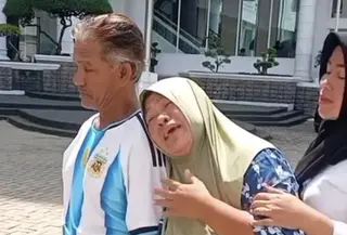 Imbas Rumah Sakit Salah Rujukan, Orang Tua Korban Penusukan Menangis Histeris di Baliho Bobby Nasution: Pak, Bantu Anak Kami!