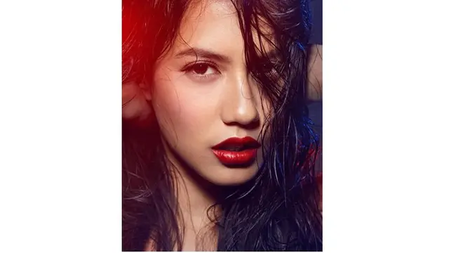 Gaya makeup dengan lipstik tebal warna merah yang dikenakan Pevita dibanjiri pujian dari netizen.
