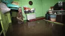 Suasana saat warga menyelamatkan barang berharga mereka ketika banjir menggenangi Jalan Kebon Pala, Kampung Melayu, Jatinegara, Jakarta Timur, Senin (5/2). Warga memindahkan barang-barang mereka ke tempat yang lebih tinggi. (Liputan6.com/Arya Manggala)