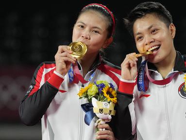 Pasangan Indonesia, Greysia Polii dan Apriyani Rahayu berhasil menyabet medali emas Olimpiade Tokyo 2020 setelah tumbangkan Chen Qing Chen dan Jia Yi Fan wakil dari China. Mereka berhasil menang dua gim langsung. (Foto: AP/Dita Alangkara)