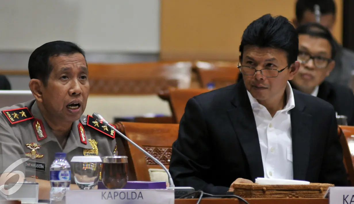 Kapolda Kalimantan Timur (kiri) dan Kabareskrim Komjen Pol Ari Dono Sukmanto saat mengikuti Rapat Dengar Pendapat Umum (RDPU) dengan Komisi III DPR di Senayan, Jakarta, Selasa (26/7). (Liputan6.com/Johan Tallo)