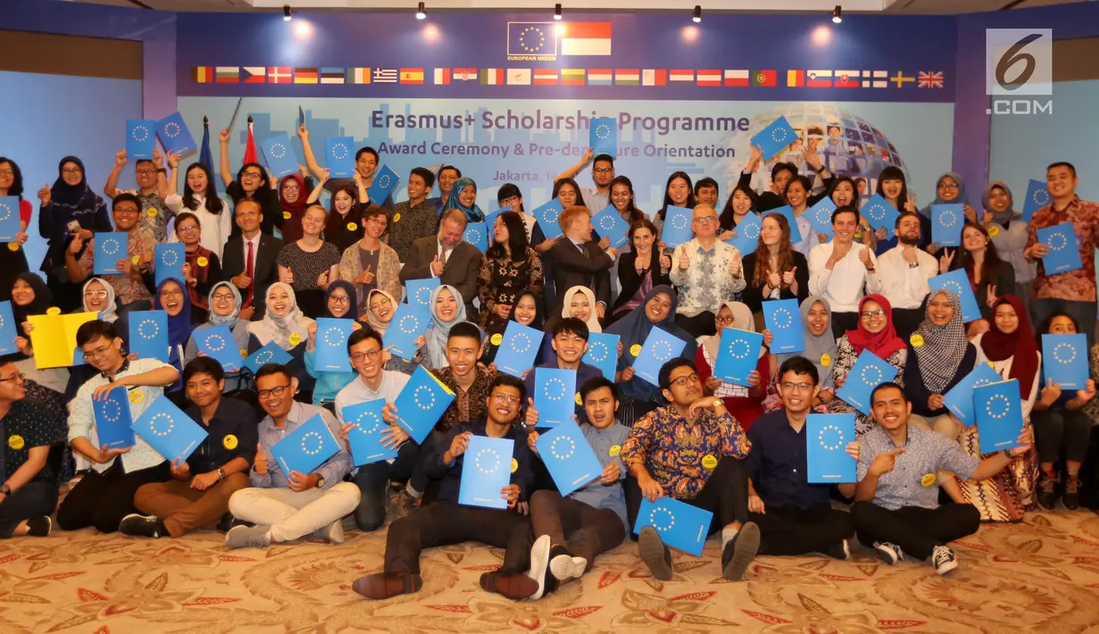 Penerima beasiswa Erasmus+ berpose saat penyerahaan beasiswa di Jakarta, Sabtu (14/7). Sebanyak 240 mahasiswa dan dosen Indonesia memperoleh beasiswa Erasmus+ dari Uni Eropa yang akan menempuh pendidikan tinggi di negara-negara Eropa. (Liputan6.com)