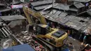 Sebuah alat berat diturunkan untuk membongkar Pasar Karang Anyar, Jakarta Pusat, Rabu (16/9/2015). Pemprov DKI beralasan pembongkaran dilakukan karena para pedagang berjualan di atas saluran air. (Liputan6.com/Gempur M Surya)