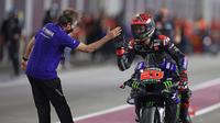 Fabio Quartararo mendapat selamat dari kru tim Yamaha usai menang MotoGP Doha, Senin (05/04/2021) dini hari WIB. (KARIM JAAFAR / AFP)