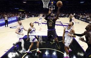 LeBron James saat Lakers melawan Jazz di NBA 2025/2026 (AFP)