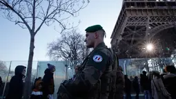 Prajurit anggota Operation Sentinelle melakukan penjagaan di dekat Menara Eiffel di Paris,  Senin (30/12/2019). Pemerintah Prancis akan mengerahkan 100.000 petugas polisi untuk mengamankan ruang publik pada perayaan malam Tahun Baru di tengah aksi mogok yang sedang berlangsung. (AP/Christophe Ena)