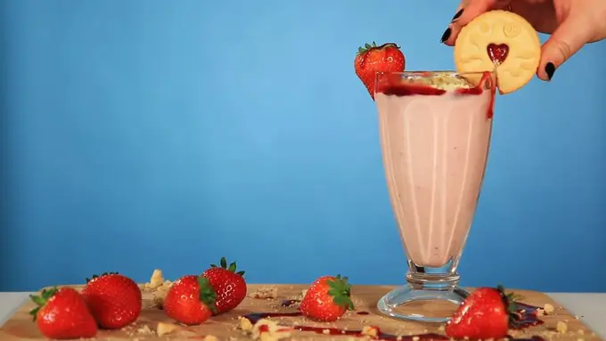 Milkshake Biskuit Stroberi, Menu Minuman Segar Siang Ini