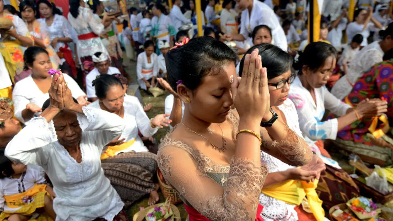 Jelang Hari Raya Galungan, Umat Hindu Padati Tempat Ibadah