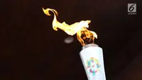 Api obor Asian Games 2018 dalam Torch Relay Asian Games 2018 di kawasan TMII, Jakarta Timur, Rabu (15/8). Pada Jumat (17/8), kirab obor berlanjut di wilayah Kab Administrasi Kepulauan Seribu, lalu ke Monas dan Istana. (Liputan6.com/Immanuel Antonius)