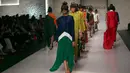 Sejumlah model berjalan di atas catwalk membawakan busana karya desainer Pakistan Hussani Rehar selama hari pertama Pekan Mode Hum di Karachi, Pakistan, (28/3). (AP Photo / Shakil Adil)