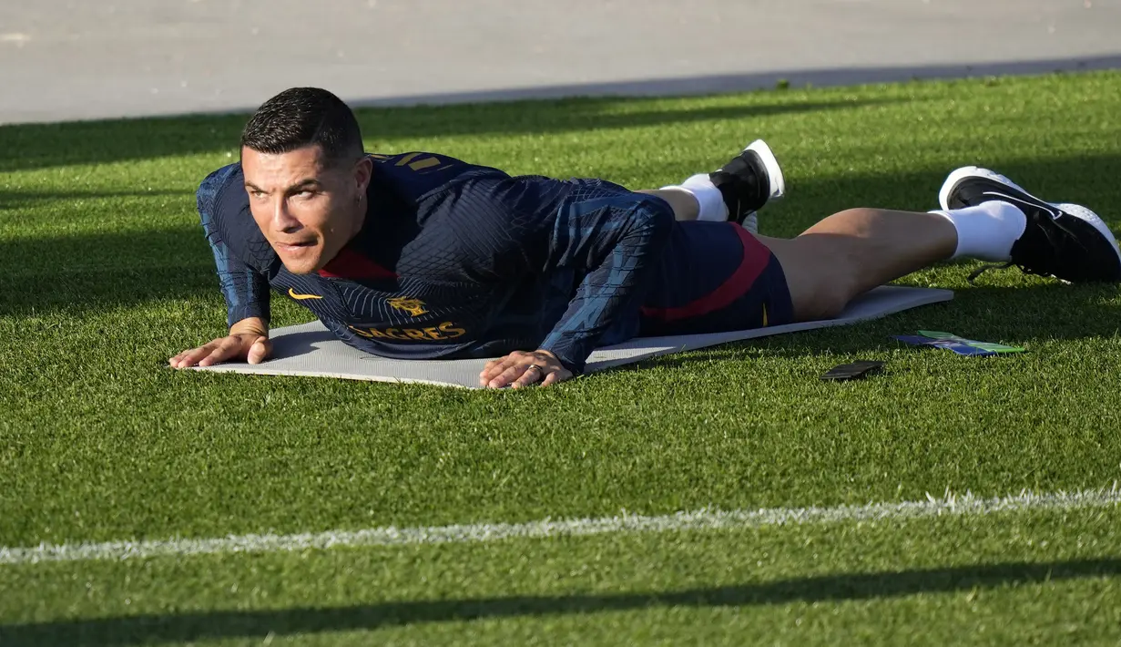 Pemain Portugal, Cristiano Ronaldo, saat mengikuti sesi latihan jelang menghadapi laga Kualifikasi Euro 2024 di Lisbon, (20/3/2023). (AP Photo/Armando Franca)