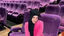 Barbiecore ala Sajidah Halilintar. Ia mengenakan blazer pink dengan padu padan celana panjang, hijab, dan topi hitam. Sajidah juga tampak menenteng tas berwarna pink yang serasi. [Foto: Instagram/sajidahhalilintar]