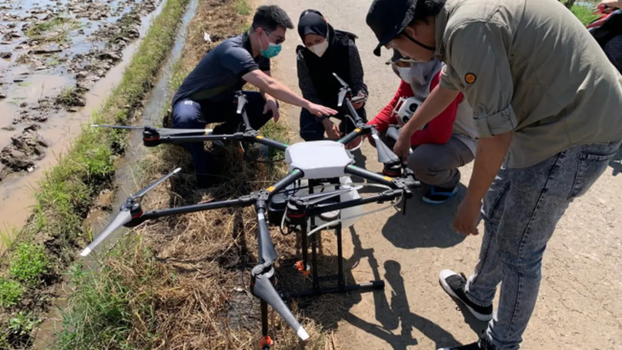 Percobaan dan pengaturan mesin drone sebelum dioperasikan di lahan Kabupaten Gowa, Sulawesi Selatan. (Taiwan Technical Mission)