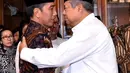 Presiden ke-6 RI Susilo Bambang Yudhoyono (kanan) bersalaman dengan Presiden Joko Widodo atau Jokowi  saat menerima kedatangan jenazah sang istri Ani Yudhoyono di Puri Cikeas, Bogor, Sabtu (1/6/2019). (Liputan6.com/Pool/Biro Pers Setpres)