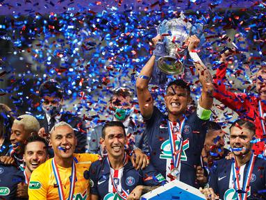 Pemain PSG merayakan trofi juara Piala Prancis usai mengalahkan Saint-Etienne pada pertandingan final di Stadion Stade de France, Sabtu (25/7/2020) dini hari WIB. PSG menang 1-0 atas Saint-Etienne. (AFP/Geoffroy Van Der Hasselt)