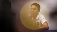 Sekjen PSSI, Yunus Nusi memberikan keterangan saat konferensi pers mengenai kericuhan yang terjadi di Stadion Kanjuruhan pada Minggu (02/10/2022) di Stadion Madya, Senayan, Jakarta. (Bola.com/Bagaskara Lazuardi)