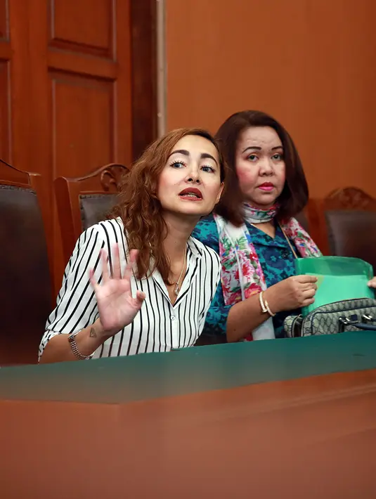 Pemeran dalam film 'Potong Bebek Angsa' (2012) ini tidak mau menjelaskan masalah yang sebenarnya. (Deki Prayoga/Bintang.com)