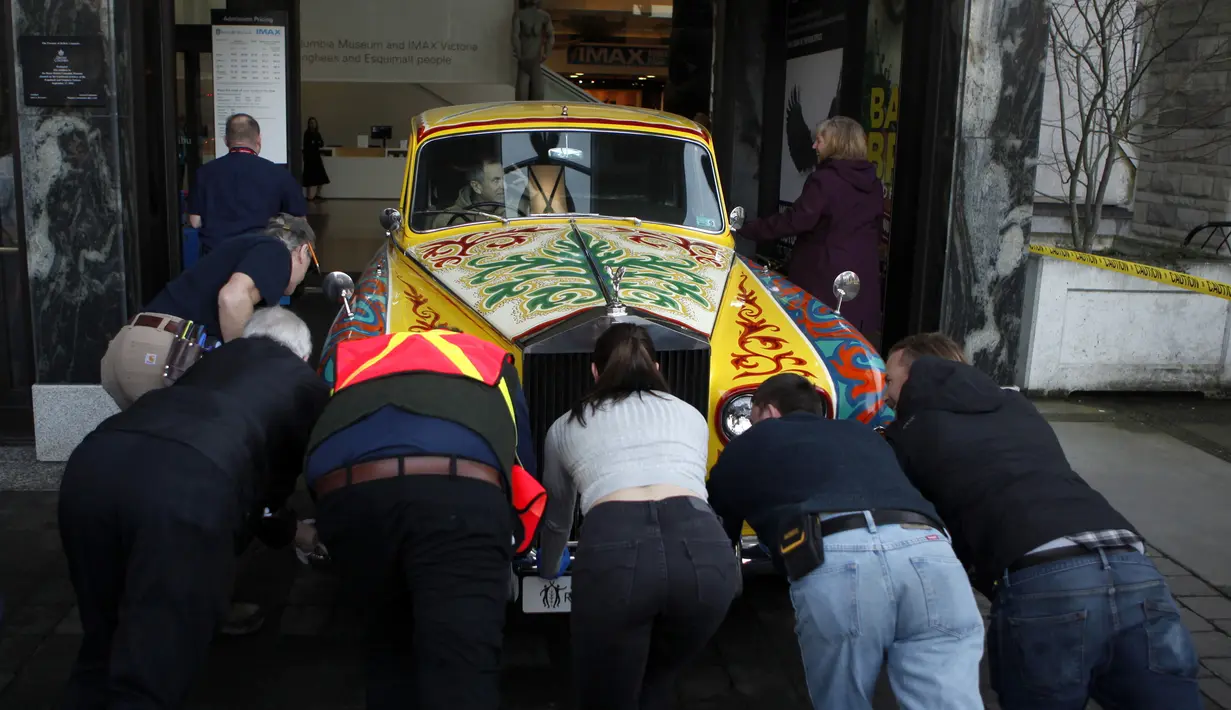 Rolls-Royce limusin touring Phantom V milik John Lennon dimasukan untuk ditampilkan di Museum Royal BC di Victoria, British Columbia (27/1/2020). Mobil ini masih terjaga kondisinya sampai menarik perhatian sejumlah kolektor dunia. (Chad Hipolito/The Canadian Press via AP)