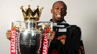 Usain Bolt berpose dengan trofi Liga Inggris yang dimenangkan Manchester United pada 2008-2009. (Manchester Evening News)