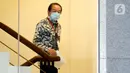 Advokat, Hardja Karsana Kosasih menunggu akan menjalani pemeriksaan di Gedung KPK, Jakarta, Rabu (20/5/2020). Hardja diperiksa sebagai saksi untuk menelusuri aset-aset tersangka mantan Sekretaris Mahkamah Agung (MA), Nurhadi. (merdeka.com/Dwi Narwoko)