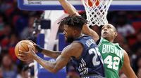 Forward Detroit Pistons Reggie Bullock (kiri) coba memasukkan bola pada laga NBA melawan Boston Celtics di Little Caesars Arena, Jumat (23/2/2018) atau Sabtu (24/2/2018) WIB. (AP Photo/Duane Burleson)