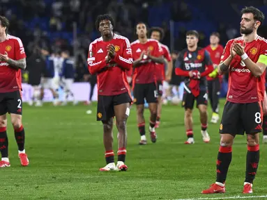 Ekspresi kecewa Bruno Fernandes (kanan) dan sejumlah pemain Manchester United setelah ditahan imbang 1-1 oleh Real Sociedad dalam laga leg 1 babak 16 besar Liga Europa 2024/2025 di Anoeta Stadium, San Sebastian, Spanyol, Jumat (07/03/2025) dini hari WIB. (AP Photo/Miguel Oses)